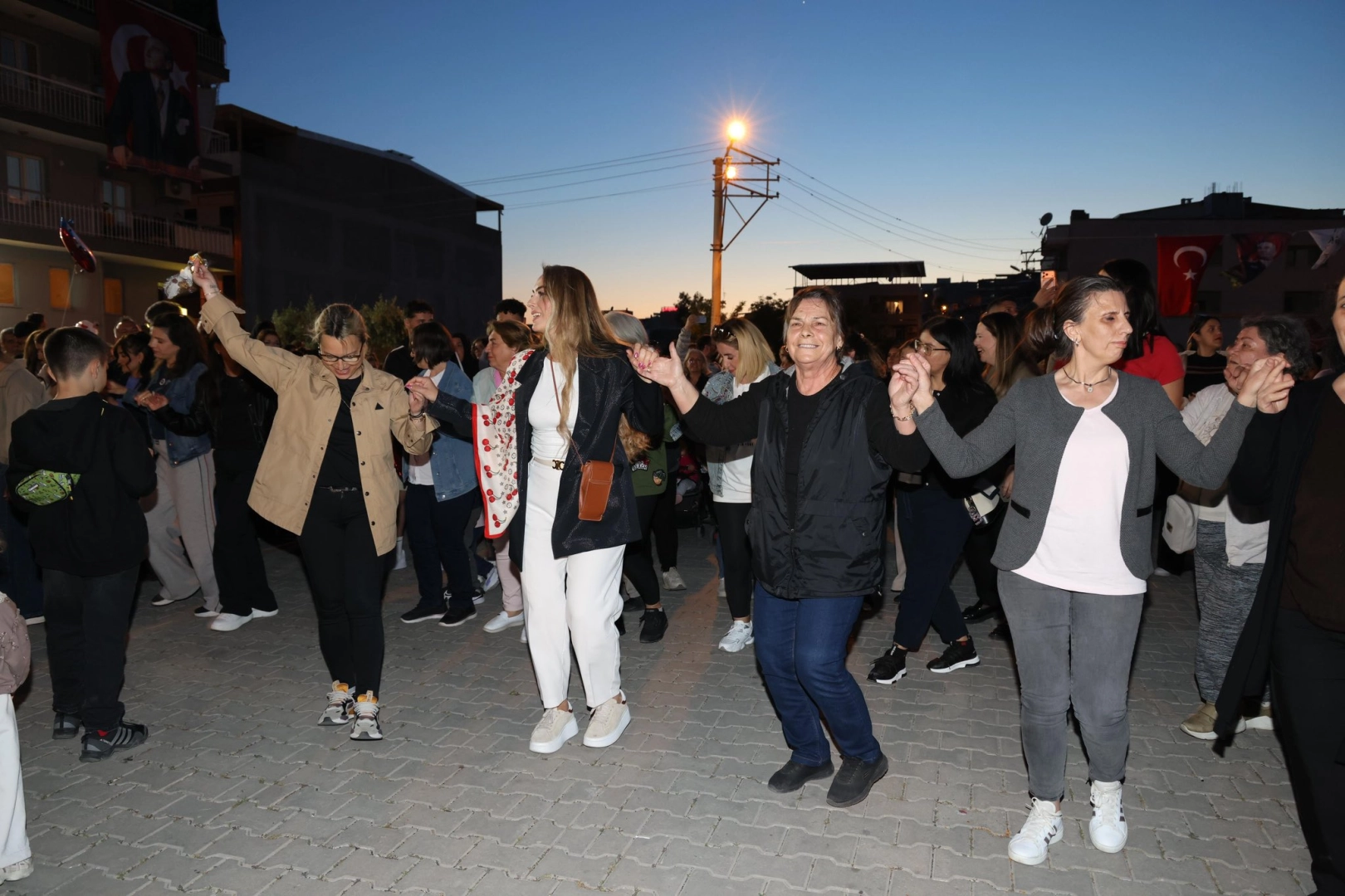 İzmir Çiğli'de binlerce kişinin katıldığı Hıdrellez Şenliği'nde bahar coşkusu yaşandı
