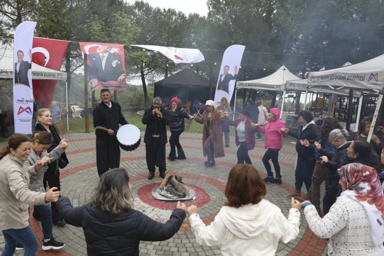 Mersin'de Darısekisi'nde düzenlenen Hıdırellez kutlaması etkinliğinden genel görünüm