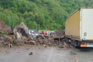 Artvin'de heyelan sonrası hasar gören yabancı plakalı tır ve kapalı yol
