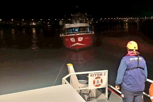 Kocaeli açıklarında makine arızası nedeniyle sürüklenen tekne, Kıyı Emniyeti ekipleri tarafından kurtarıldı.