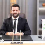 Güneş enerjisi panelleri ve bir iş adamı grafik üzerinde analiz yaparken