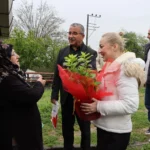 İzmit Belediyesi, Anneler Günü dolayısıyla kırsal mahallelerdeki anneleri ziyaret ederek hediyeler ve Başkan Hürriyet'in mektubunu sundu.