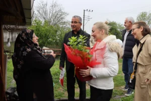 İzmit Belediyesi, Anneler Günü dolayısıyla kırsal mahallelerdeki anneleri ziyaret ederek hediyeler ve Başkan Hürriyet'in mektubunu sundu.