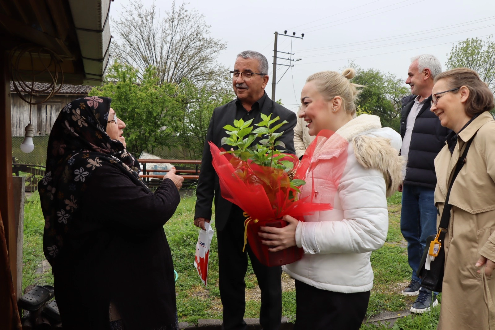İzmit Belediyesi, Anneler Günü dolayısıyla kırsal mahallelerdeki anneleri ziyaret ederek hediyeler ve Başkan Hürriyet'in mektubunu sundu.
