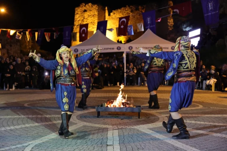 Kütahya Kalesi'nde Hıdırellez kutlamaları kapsamında dilek ateşi yakılıyor