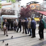Ordu'da Halk Ekmek büfesinde ekmek alan vatandaşlar