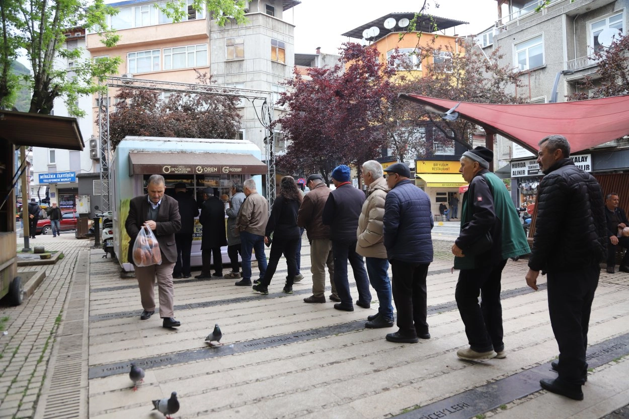 Ordu'da Halk Ekmek büfesinde ekmek alan vatandaşlar