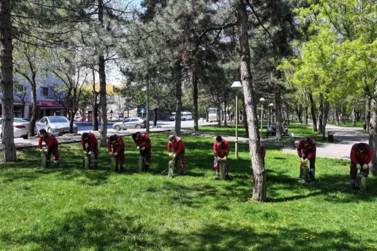 Kocasinan Belediyesi ekipleri, park ve açık alanlarda ilaçlama yapıyor.