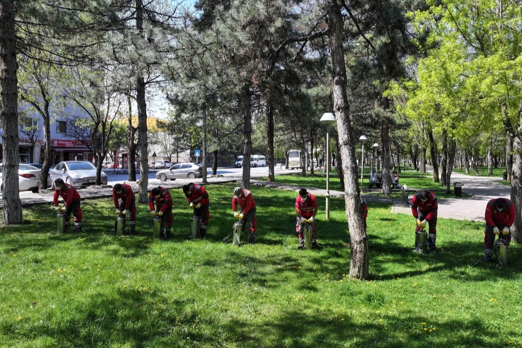 Kocasinan Belediyesi ekipleri, park ve açık alanlarda ilaçlama yapıyor.