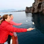 Antalya'da Hıdırellez kutlamaları kapsamında denize dilek bırakma etkinliği.