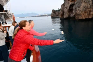 Antalya'da Hıdırellez kutlamaları kapsamında denize dilek bırakma etkinliği.