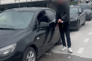 İnegöl Belediyesi zabıta ekipleri yere çöp atan vatandaşa müdahale ediyor