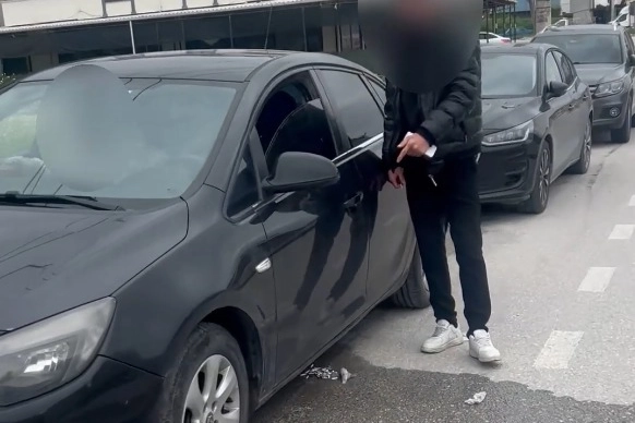 İnegöl Belediyesi zabıta ekipleri yere çöp atan vatandaşa müdahale ediyor