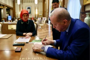 Cumhurbaşkanı Erdoğan ve kabine üyeleri Kurban Bayramı vekaletlerini Türk Kızılay'a teslim etti.