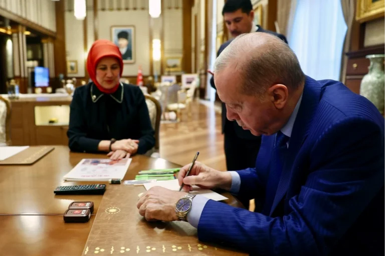 Cumhurbaşkanı Erdoğan ve kabine üyeleri Kurban Bayramı vekaletlerini Türk Kızılay'a teslim etti.