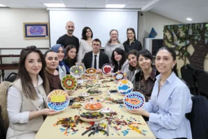 Bursa'da cam atıkların sanata dönüştürüldüğü mozaik atölyesi