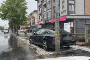 Düzce'de kaldırımların araçlar tarafından işgal edilmesi ve yayaların yaşadığı tehlike