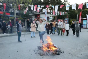 İstanbul Çekmeköy'de Hıdırellez şenliğinde ateş yakıldı ve dilekler dilendi