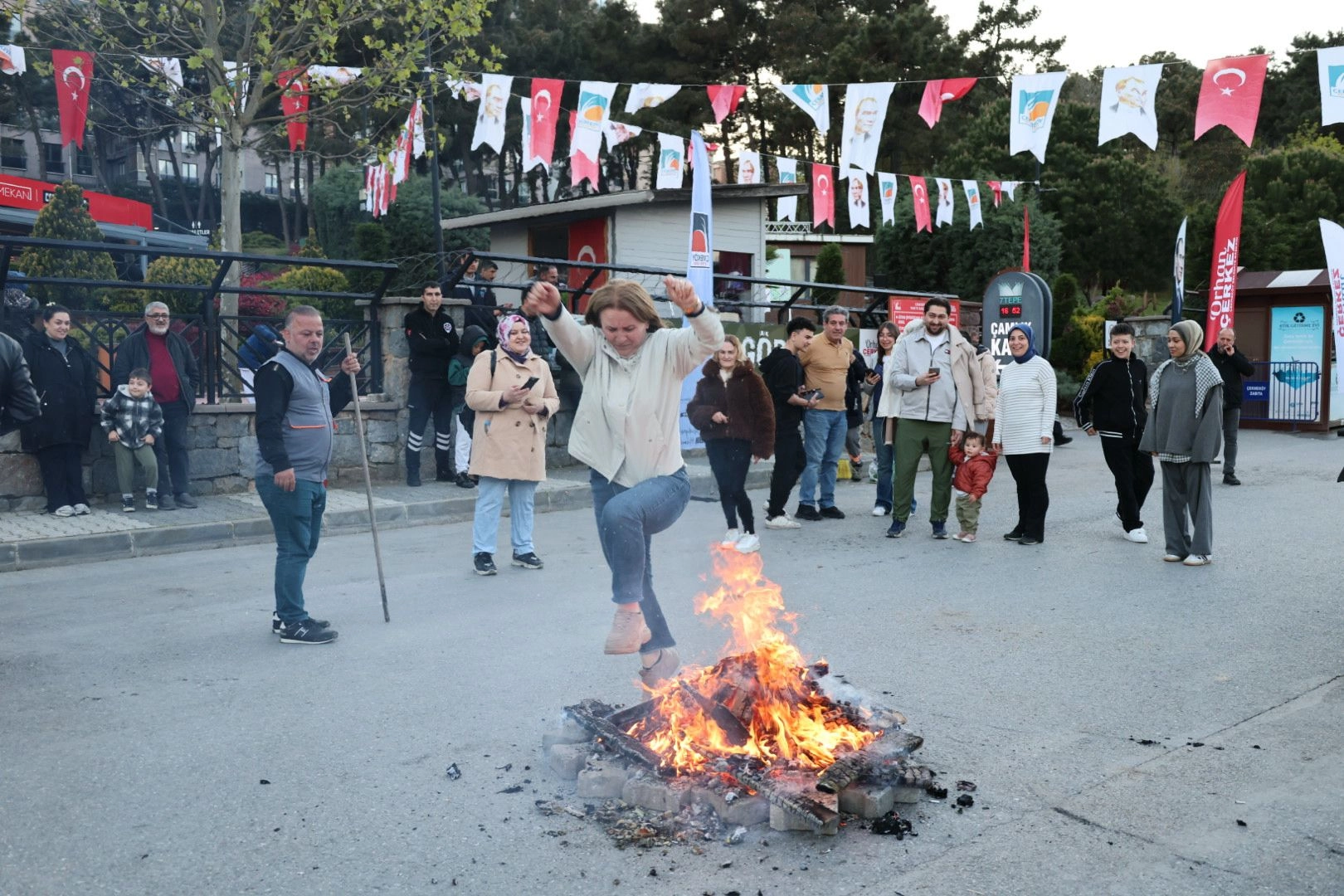 İstanbul Çekmeköy'de Hıdırellez şenliğinde ateş yakıldı ve dilekler dilendi