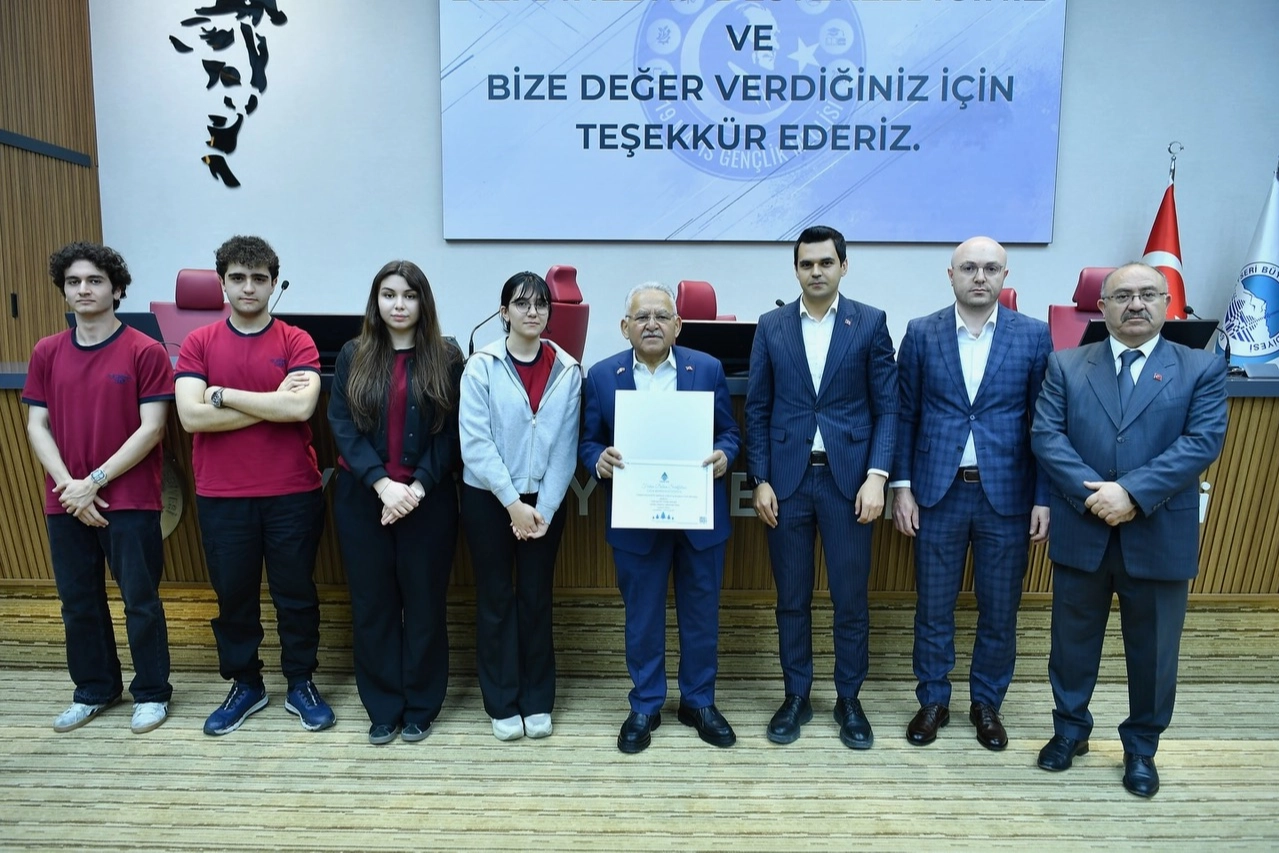 Kayseri Büyükşehir Belediye Başkanı Dr. Memduh Büyükkılıç, 19 Mayıs Temsili Gençlik Meclisi Projesi tanıtım programında öğrencilerle bir araya geldi.