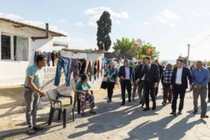 İzmir Büyükşehir Belediye Başkanı Cemil Tugay, Bayındır'ın Çırpı Mahallesi'nde vatandaşlarla buluştu.
