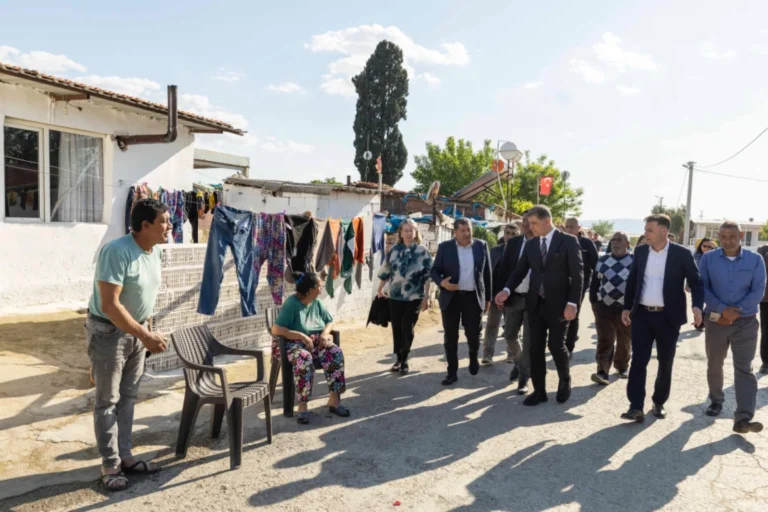 İzmir Büyükşehir Belediye Başkanı Cemil Tugay, Bayındır'ın Çırpı Mahallesi'nde vatandaşlarla buluştu.