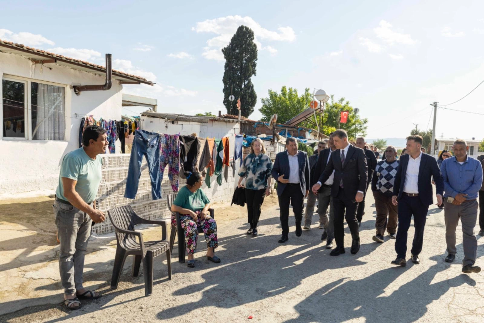 İzmir Büyükşehir Belediye Başkanı Cemil Tugay, Bayındır'ın Çırpı Mahallesi'nde vatandaşlarla buluştu.