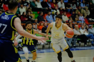 Konya Büyükşehir Belediyespor basketbol takımı oyuncuları sevinirken