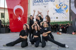 Bornova'da Hıdırellez akşamı düzenlenen dans etkinliği, coşkulu kalabalık ve sahne şovlarıyla dolu geçti.
