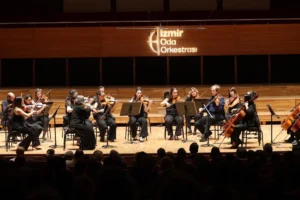 İzmir Oda Orkestrası'nın Jana Kuss ve William Coleman ile verdiği klasik müzik konseri