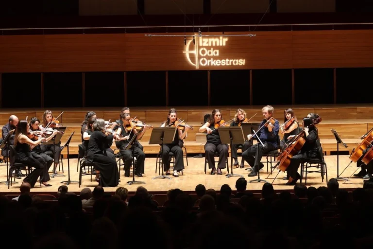 İzmir Oda Orkestrası'nın Jana Kuss ve William Coleman ile verdiği klasik müzik konseri