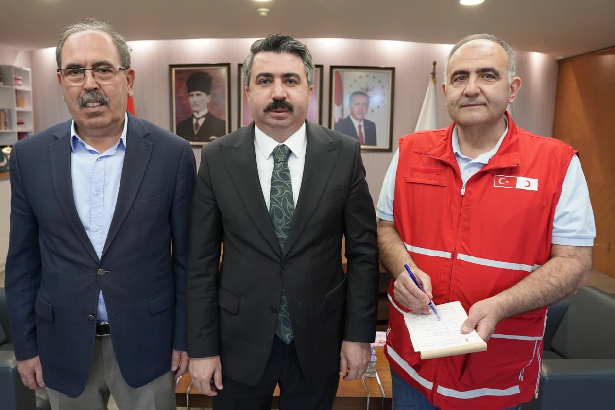 Yıldırım Belediye Başkanı Oktay Yılmaz Kurban Bayramı öncesinde Türk Kızılay'a kurban bağışında bulundu.