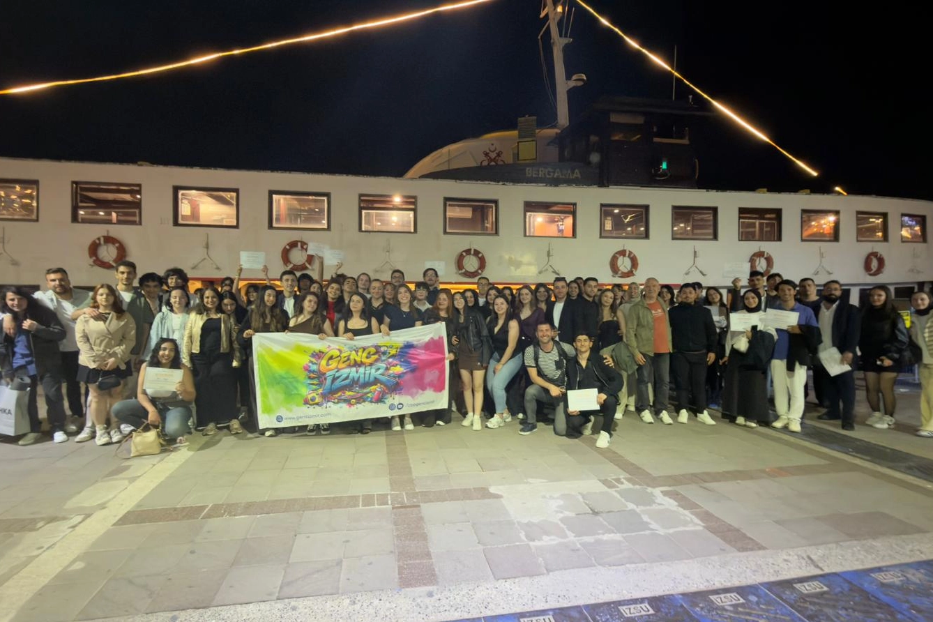 Genç İzmir gönüllüleri Bergama Vapuru'nda buluştu