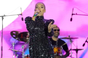 Demet Akalın Aydın'da 45 bin kişiye konser verdi