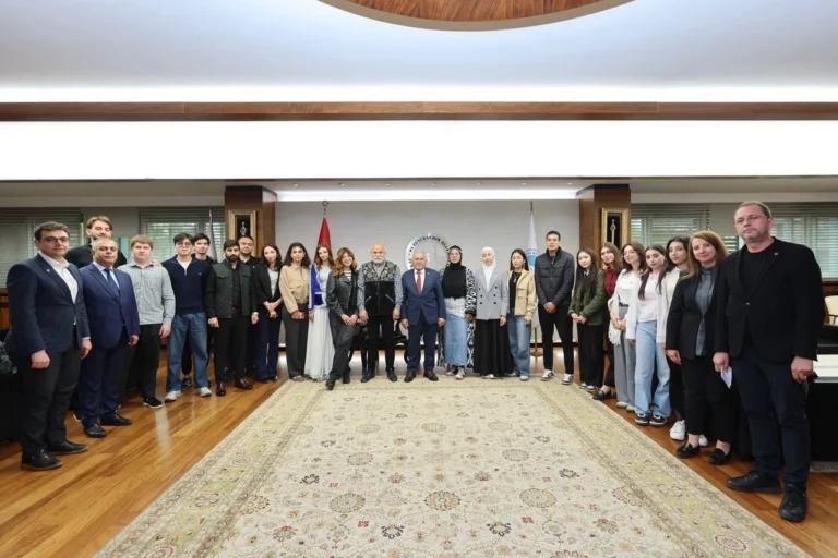 Kayseri Büyükşehir Belediye Başkanı Dr. Memduh Büyükkılıç, Türk Dünyası'ndan gelen uluslararası öğrencilerle bir araya geldi.