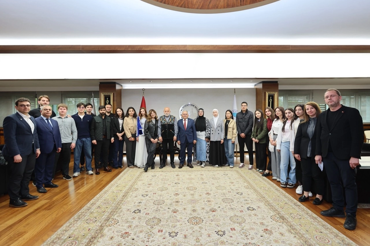 Kayseri Büyükşehir Belediye Başkanı Dr. Memduh Büyükkılıç, Türk Dünyası'ndan gelen uluslararası öğrencilerle bir araya geldi.