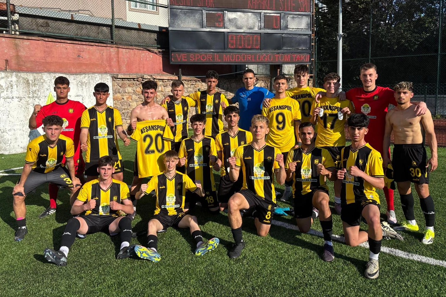 Keşanspor U18 takımı, Akhisar 1922 ile oynayacağı final maçı öncesi sahada