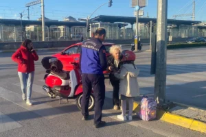 Kocaeli Büyükşehir Belediyesi zabıta ekipleri, vatandaşlara yardım ederken
