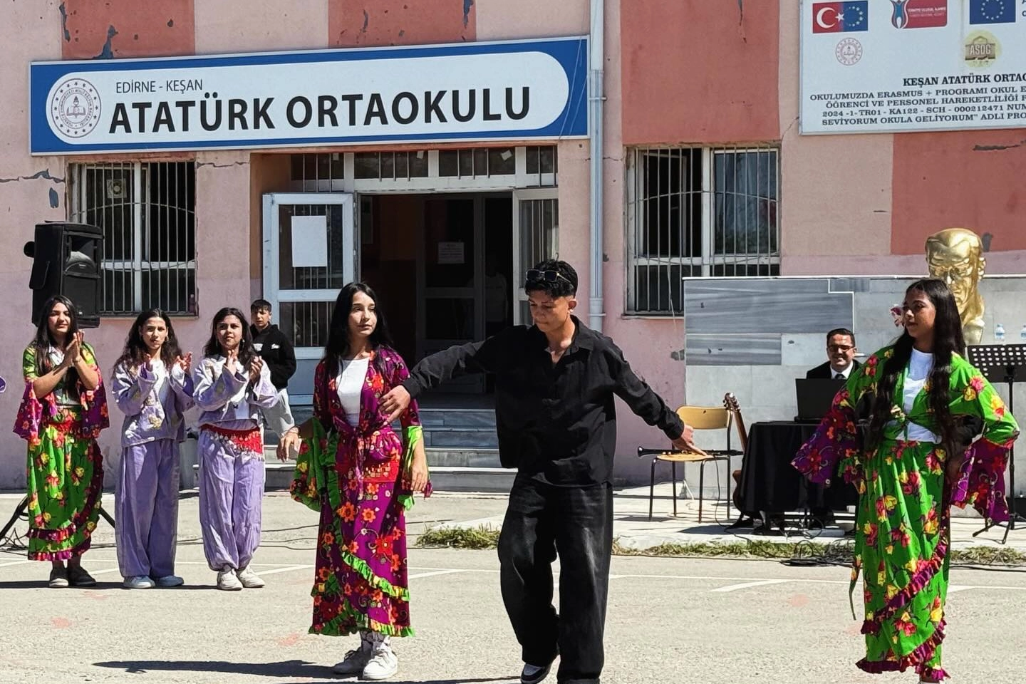 Keşan Atatürk Ortaokulu'nda bahar ve Hıdırellez şenliği kutlaması