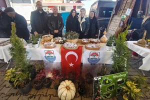 Yalova Belediyesi'nin ata tohumu ve fide dağıtım etkinliğinden bir kare