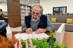 Tuğran Savaş Gebze Millet Bahçesi Kütüphanesi'nde kitap okuyor.