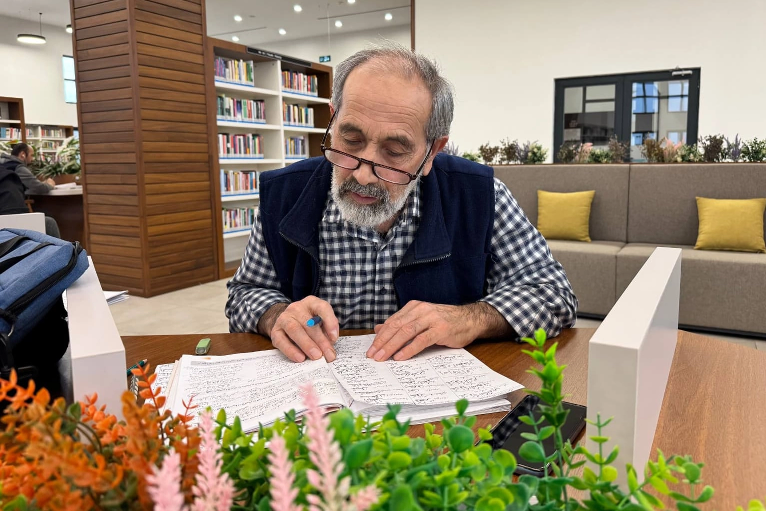 Tuğran Savaş Gebze Millet Bahçesi Kütüphanesi'nde kitap okuyor.
