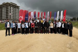 Mardin İmam Hatip Spor Oyunları İl Şampiyonası'nın başlangıcını simgeleyen coşkulu anlar.