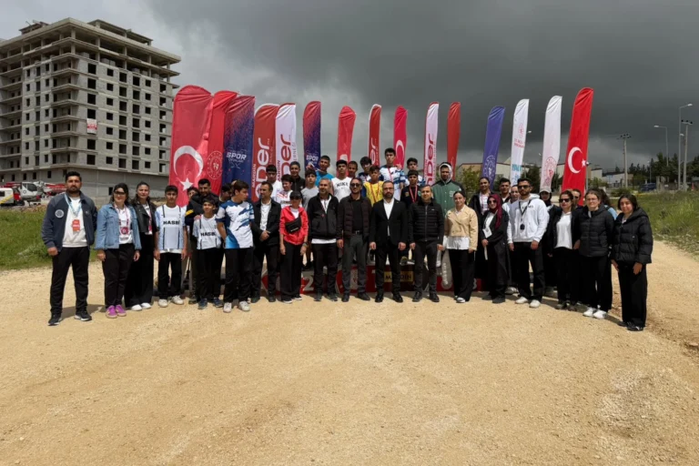 Mardin İmam Hatip Spor Oyunları İl Şampiyonası'nın başlangıcını simgeleyen coşkulu anlar.