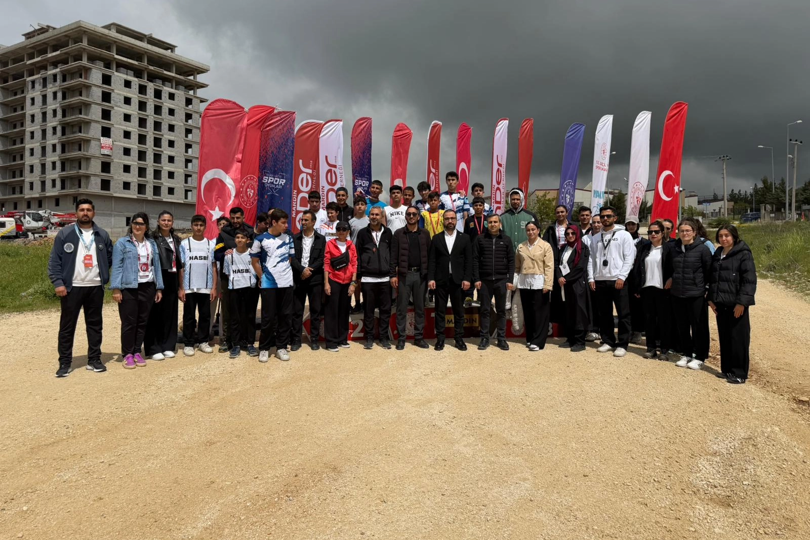 Mardin İmam Hatip Spor Oyunları İl Şampiyonası'nın başlangıcını simgeleyen coşkulu anlar.