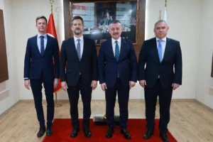 Macaristan Büyükelçisi Viktor Matis, Kocaeli Büyükşehir Belediye Başkanı Tahir Büyükakın'ı ziyaret etti.