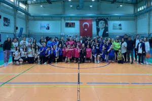 Elmasbahçeler Salih Şeremet Ortaokulu küçük kızlar futsal ilçe şampiyonu oldu