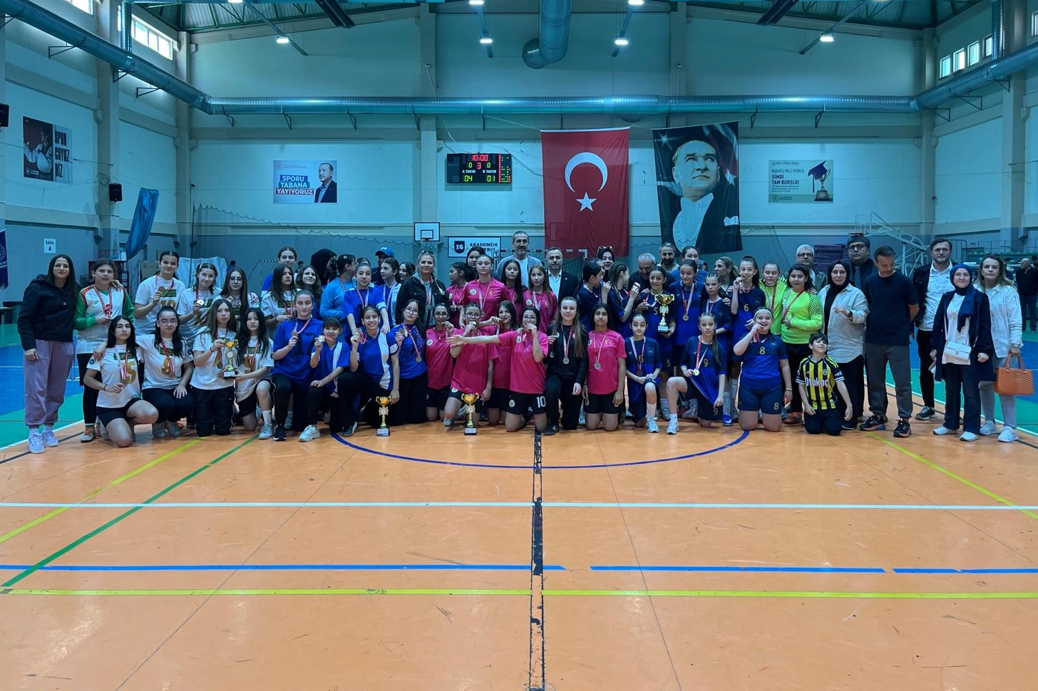 Elmasbahçeler Salih Şeremet Ortaokulu küçük kızlar futsal ilçe şampiyonu oldu