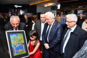 7 yaşındaki mina'nın ilk resim sergisinden genel görünüm