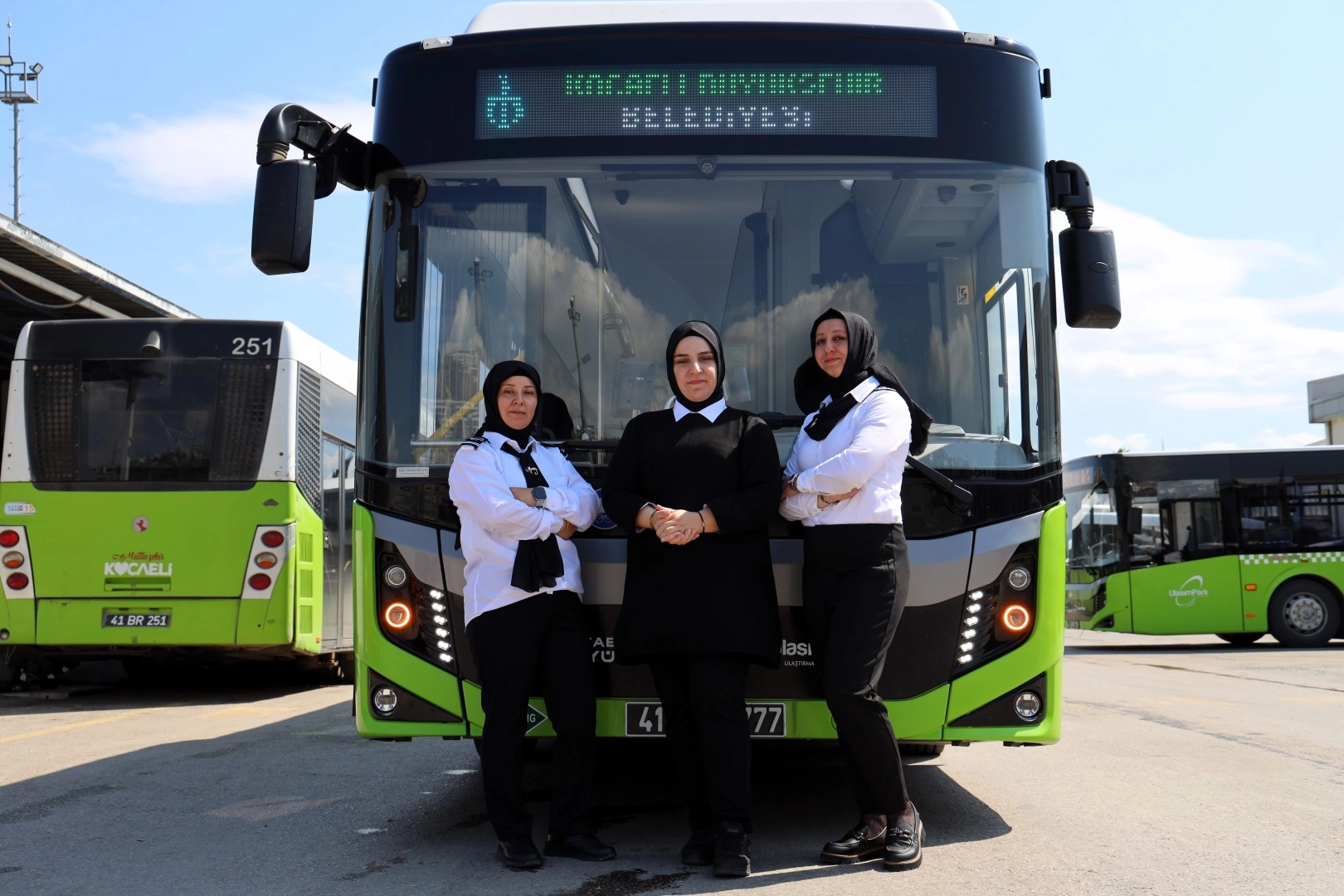 Kocaeli'nde görev yapan kadın otobüs şoförleri ve annelik hikayeleri